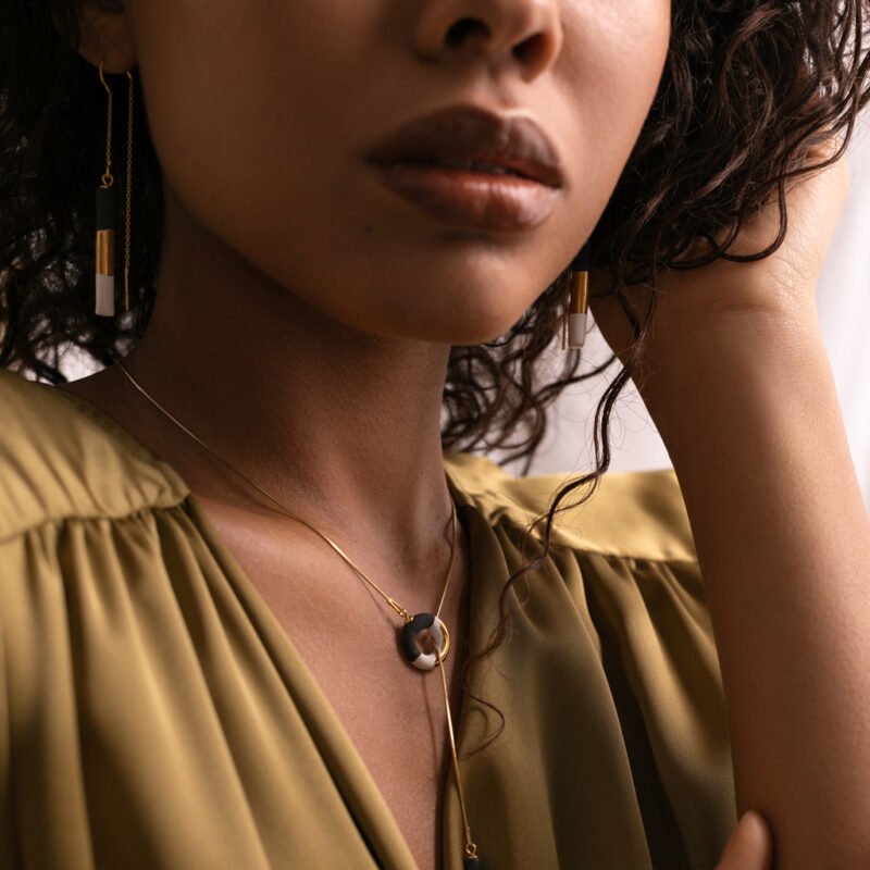 black-and-white-OM.jpg OM Choker Kaulakoru – Musta ja valkoinen