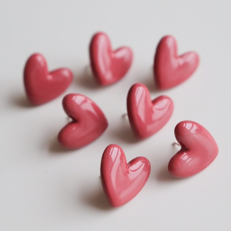 porcelain-heart-studs-pink-2b96c057.jpg Posliiniset Sydänkorvakorut – Vaaleanpunainen