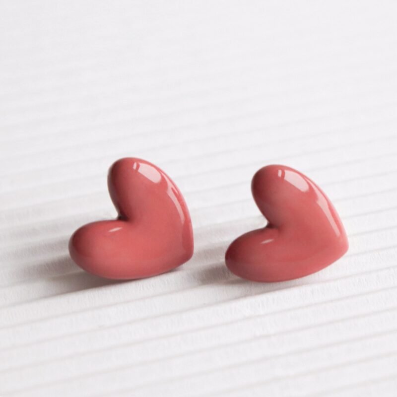 porcelain-heart-studs-pink-7e5e0296.jpg Posliiniset Sydänkorvakorut – Vaaleanpunainen