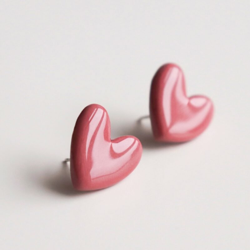 porcelain-heart-studs-pink-b5aca2a8.jpg Posliiniset Sydänkorvakorut – Vaaleanpunainen