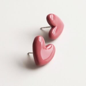 porcelain-heart-studs-pink-bff88d11.jpg Posliiniset Sydänkorvakorut – Vaaleanpunainen