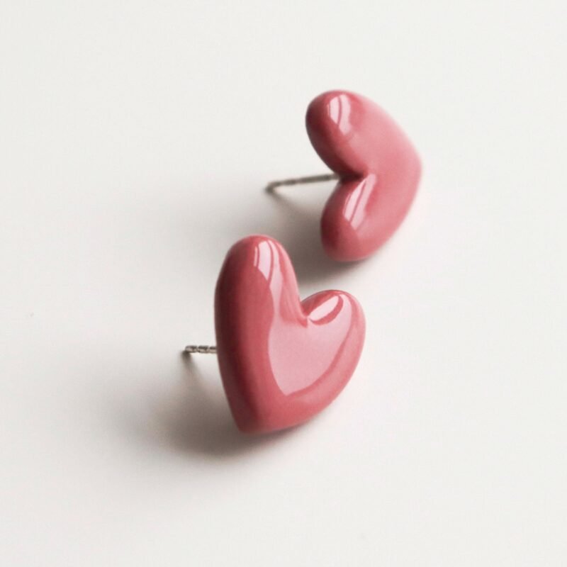 porcelain-heart-studs-pink-bff88d11.jpg Posliiniset Sydänkorvakorut – Vaaleanpunainen