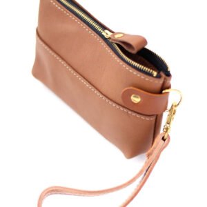 670187_bf0d4e9b608d4f8b93e54b9f59dc7982mv2.jpg POUCH-lompakko – Ruskea