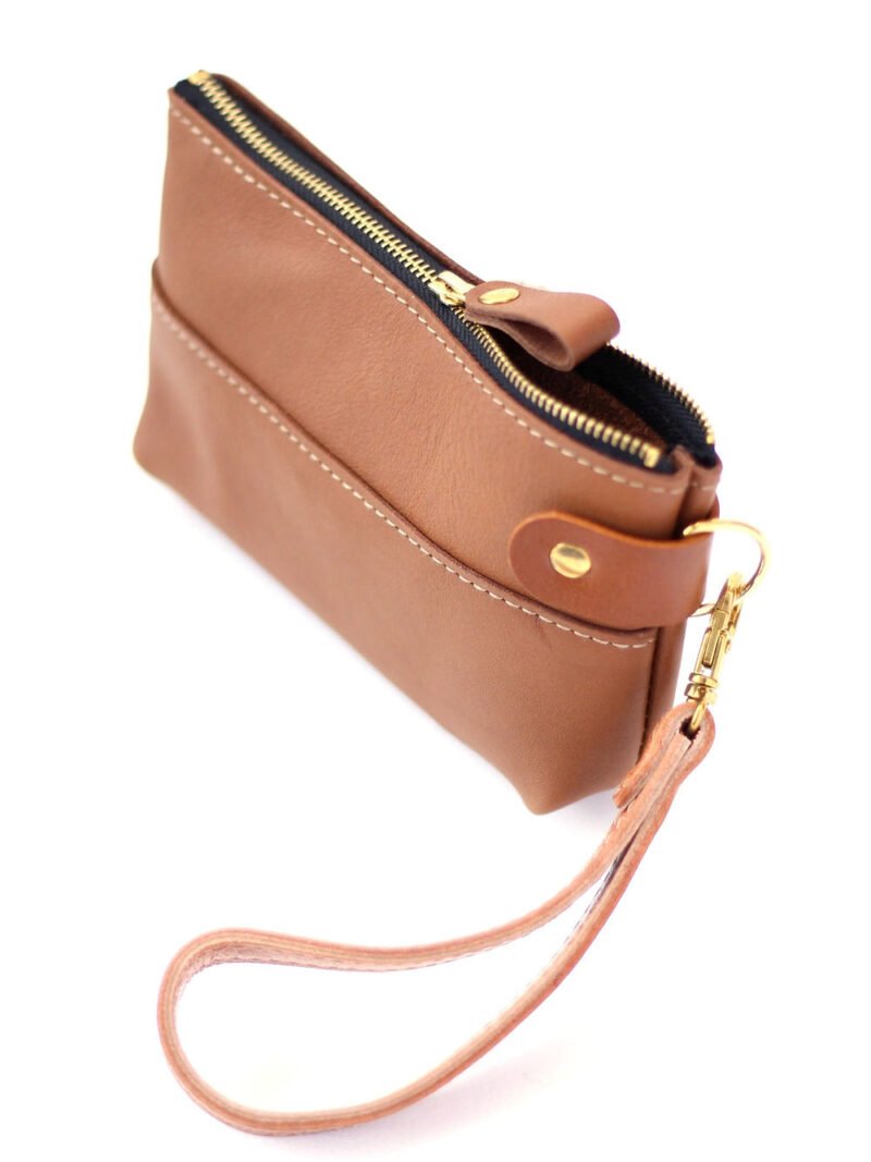 670187_bf0d4e9b608d4f8b93e54b9f59dc7982mv2.jpg POUCH-lompakko – Ruskea