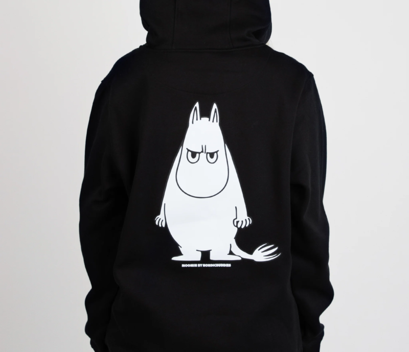MOOMIN50Q7_2048x.png Muumipeikko Huppari – Musta