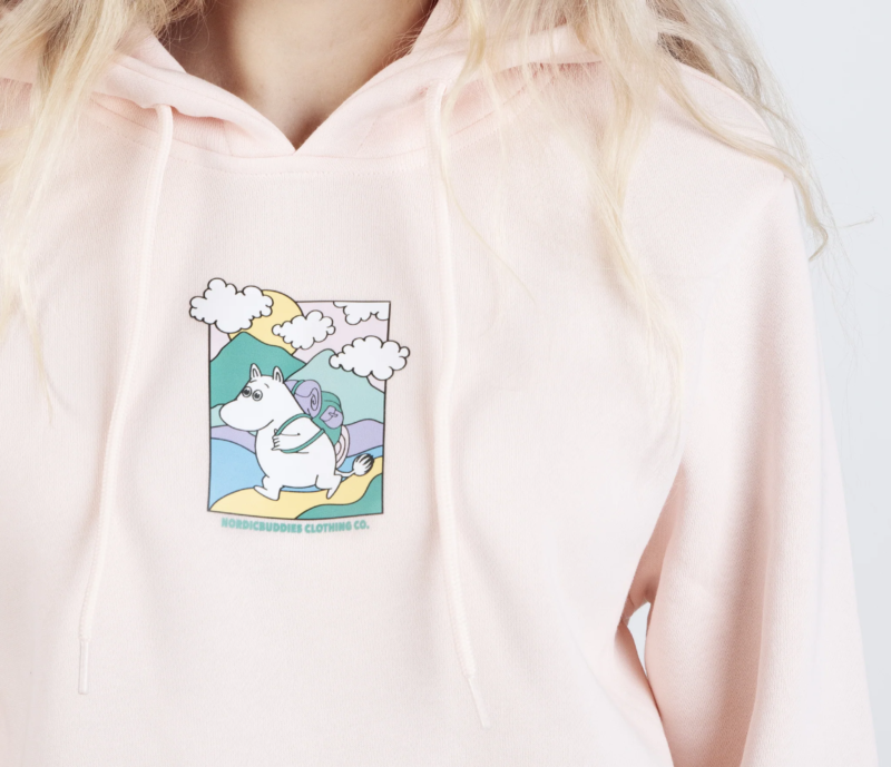 MOOMIN50S6_2048x.png Muumipeikon Seikkailu Naisten Huppari – Vaaleanpunainen
