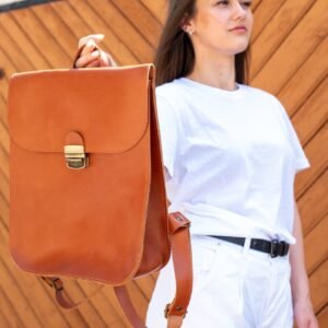 NB7_4922-scaled-4.jpg Zelma Kraft nahkainen reppu – Vaalean ruskea
