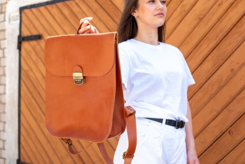 NB7_4922-scaled-4.jpg Zelma Kraft nahkainen reppu – Vaalean ruskea