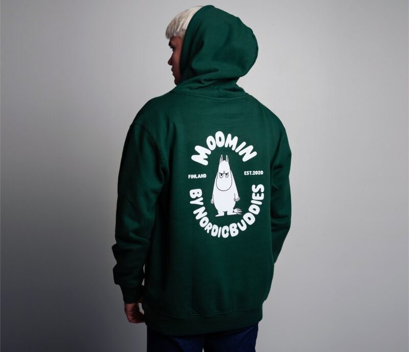 W23_0043_MOOMIN50J5-1.jpg Muumi Premium Huppari – Vihreä