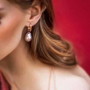 baroque-pearl-l-earrings-56a2506b.jpg Honey Bee Hoopy Helmi Korvakorut L – Ruusukulta ja Hopea