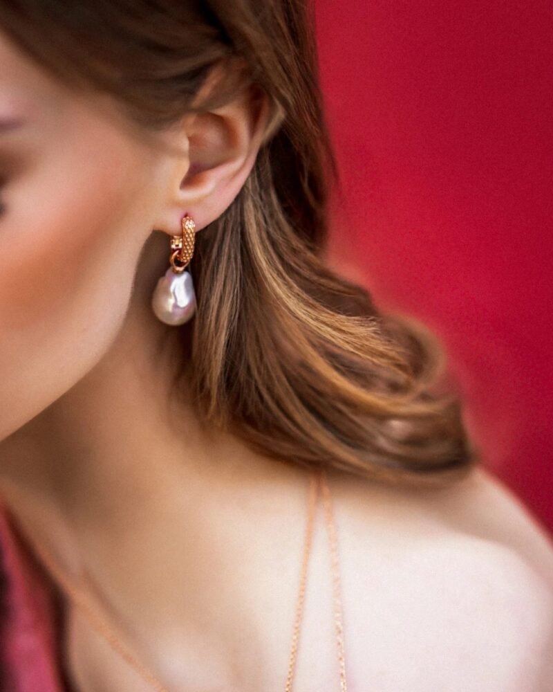 baroque-pearl-l-earrings-56a2506b.jpg Honey Bee Hoopy Helmi Korvakorut L – Ruusukulta ja Hopea