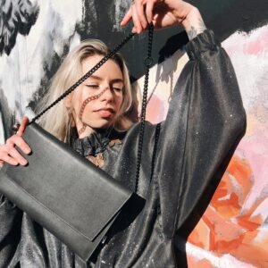 e46d50_d54df058c4564138af215df1abd974cfmv2.jpg Nahkainen olkalaukku ketjulla – Musta