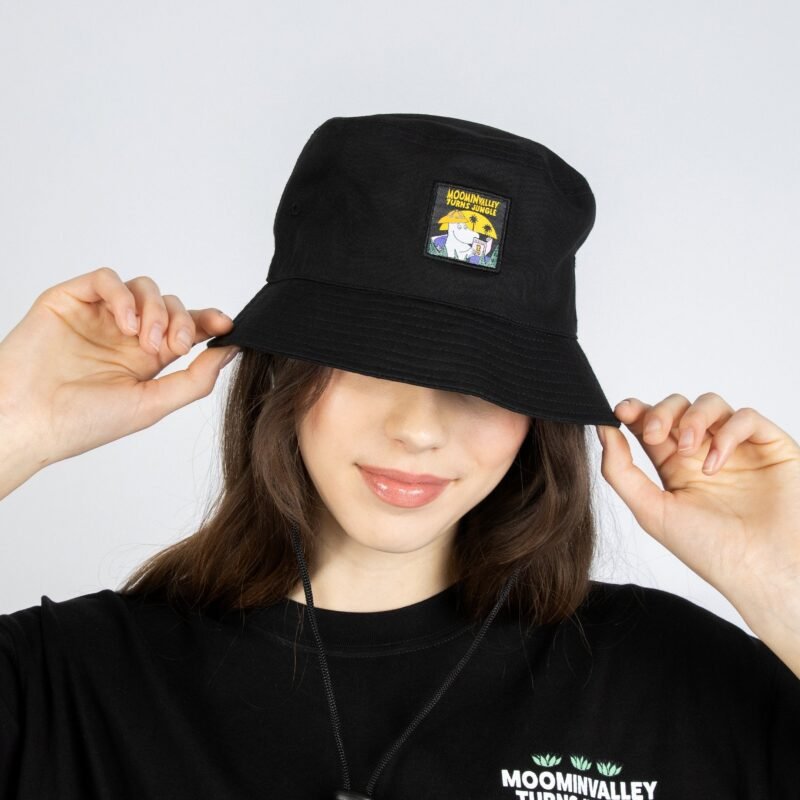 moomin-jungle-bucket-hat-black-33e8e74a.jpg Muumit viidakossa Muumipeikko Kalastajahattu – Musta