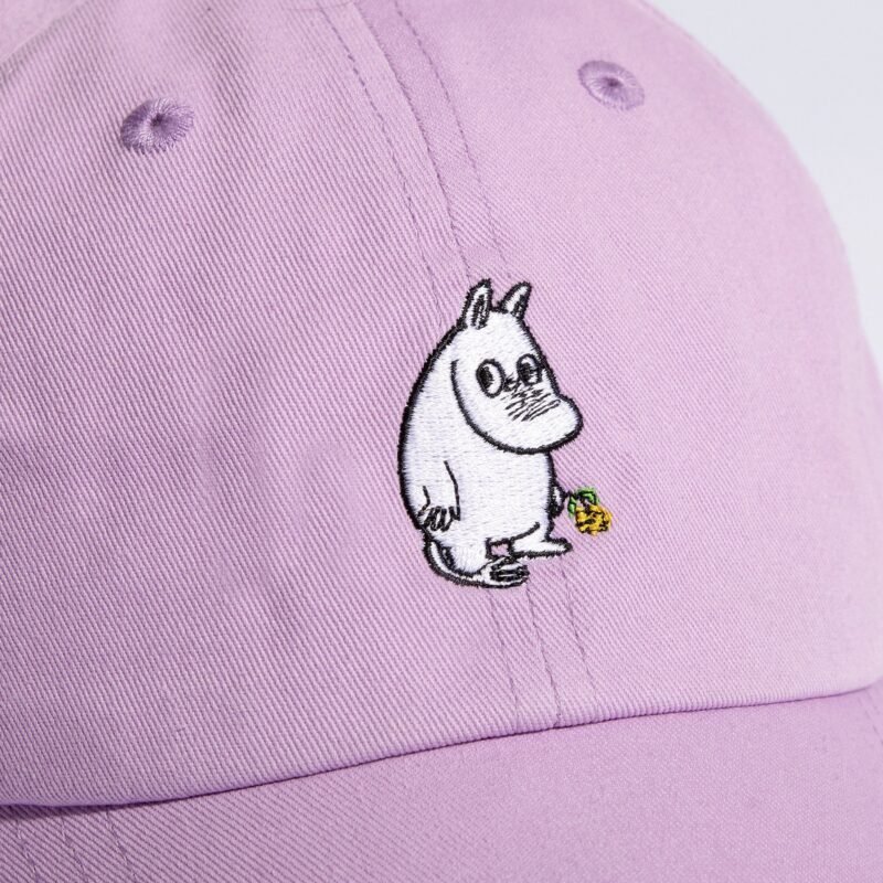 moomintroll-flower-dad-cap-adult-lavender-a3683e26.jpg Muumit Muumipeikko Lippalakki – Laventeli