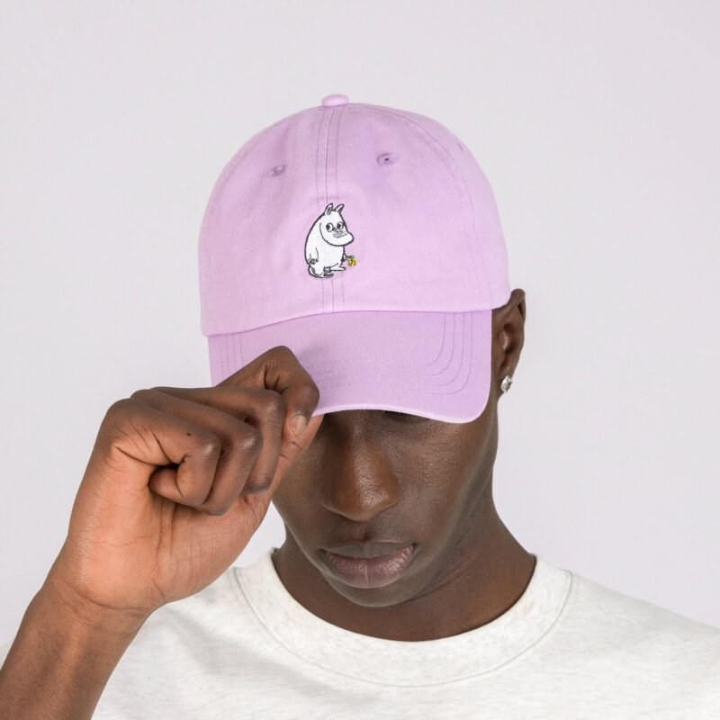 moomintroll-flower-dad-cap-adult-lavender-a3cf5a4f.jpg Muumit Muumipeikko Lippalakki – Laventeli