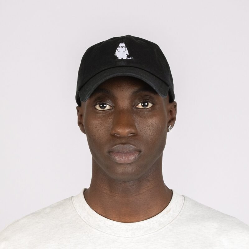 moomintroll-grumpy-dad-cap-adult-black-b7415fc8.jpg Muumit Muumipeikko Lippalakki – Musta