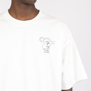 novels-unisex-t-shirt-white-d7398b59.jpg Muumi Novels Premium T-paita – Valkoinen