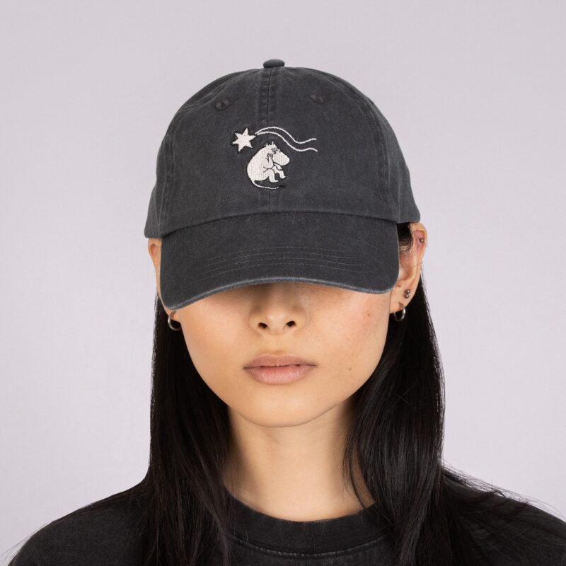 novels-washed-denim-adult-cap-grey-1017b061-3.jpg Muumit Muumipeikko ja Pyrstötähti Lippalakki – Tummanharmaa