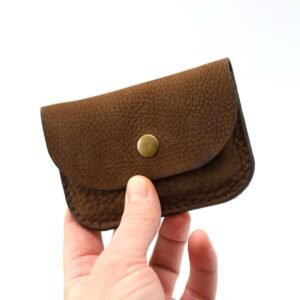 weekend-wallet-nubuck-brown-4eba83ef.jpg WEEKEND-lompakko – Ruskea