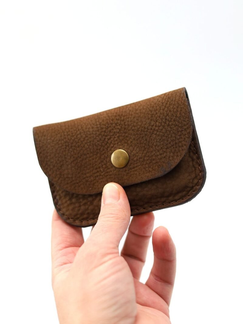 weekend-wallet-nubuck-brown-4eba83ef.jpg WEEKEND-lompakko – Ruskea