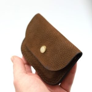 weekend-wallet-nubuck-brown-5839040d.jpg WEEKEND-lompakko – Ruskea