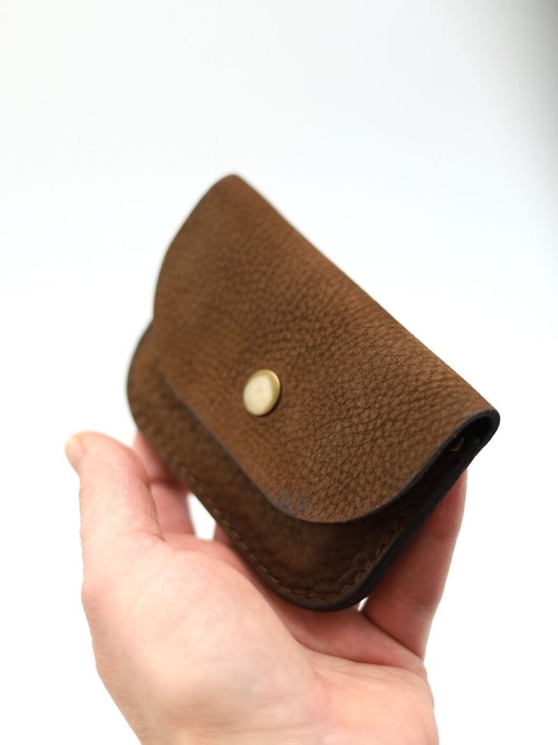 weekend-wallet-nubuck-brown-5839040d.jpg WEEKEND-lompakko – Ruskea